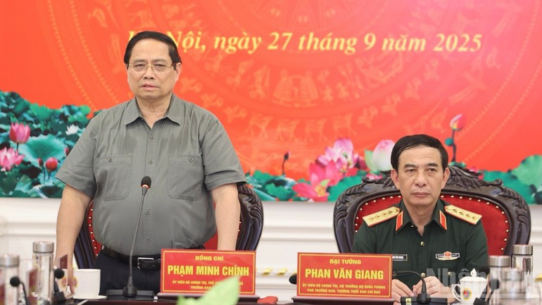 越南政府总理范明正在会议上发表讲话。