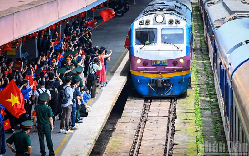 6月6日中午，载有国防部第五军区官兵的列车抵达河内车站，他们将参加纪念八月革命胜利和9·2国庆节80周年的阅兵、游行活动（A80任务）。
