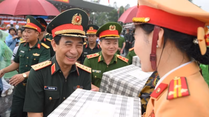 国防部部长潘文江大将在综合演练上向参加阅兵、游行的各方力量赠送纪念品。