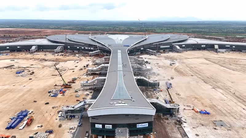 隆城机场旅客航站楼以莲花形象为设计灵感，目前正进入收尾阶段。