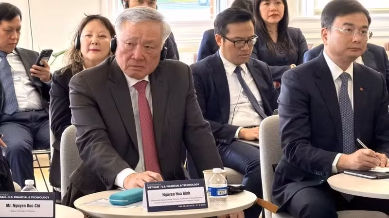 越南政府常务副总理阮和平出席座谈会。