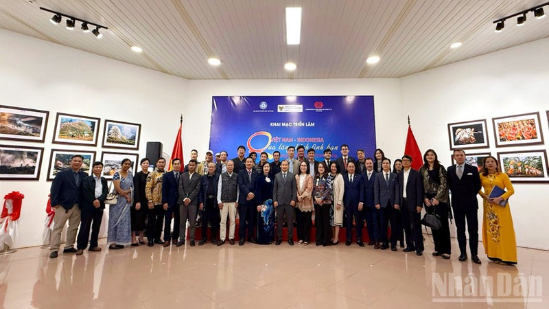 两国代表及艺术家合影留念。