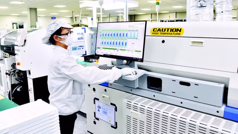 位于广宁省的韩国（越南）独资企业范镇电子有限公司（Bumjin Electronics Vina）电子元件生产线。（陈海 摄）