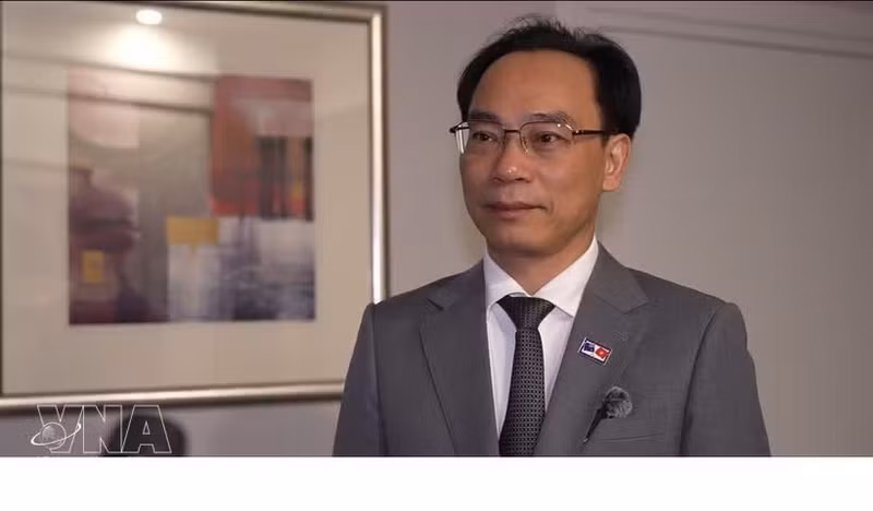 越南教育培训部部长黄明山接受越通社驻悉尼记者采访。（图片来源：越通社）