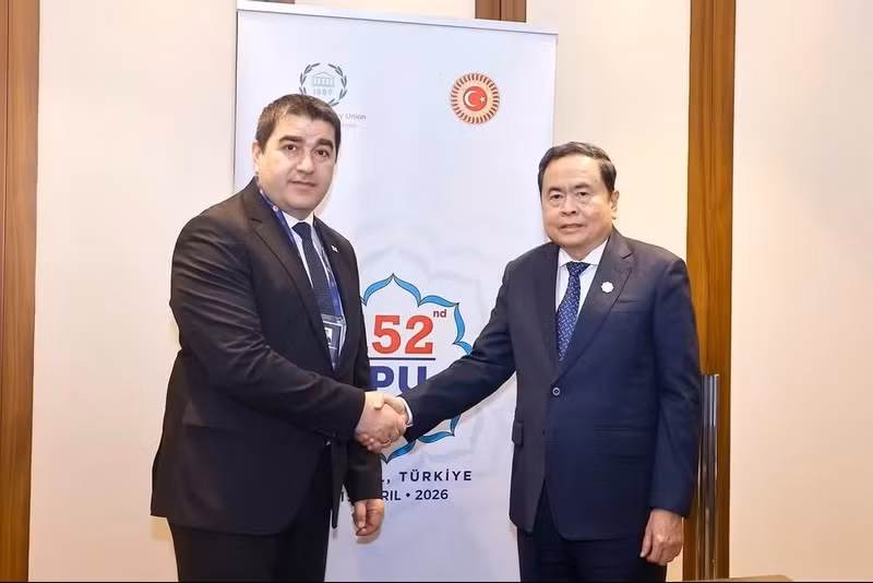 越南国会主席陈青敏与格鲁吉亚议会议长沙尔瓦·帕普阿什维利。