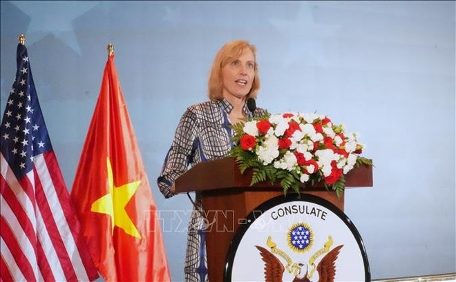 美国驻胡志明市总领事苏珊·伯恩斯女士在仪式上致辞。（图片来源：越通社）