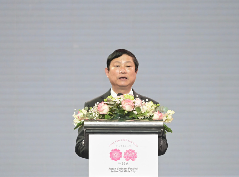 胡志明市市委副书记、市人民议会主席武文明在活动上发表讲话。