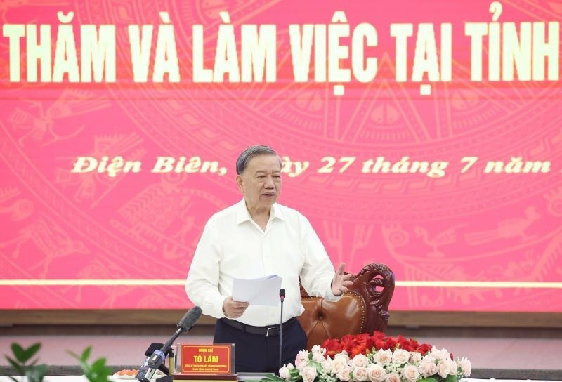 苏林总书记在会上发表讲话。