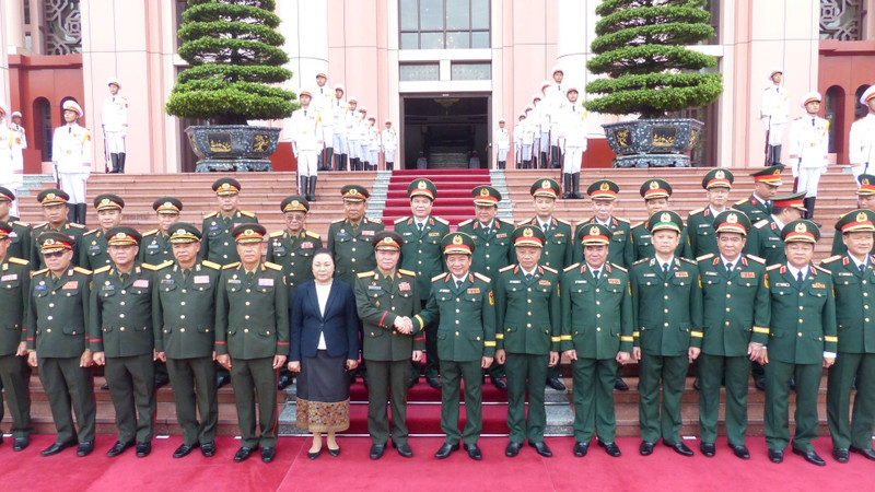 两国代表团合影。