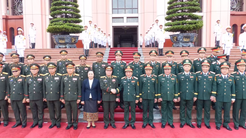 两国代表团合影。