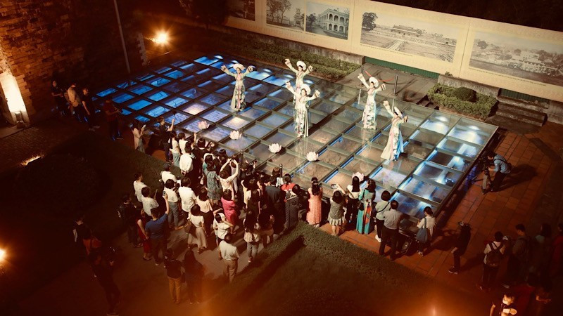 游客体验“解码升龙皇城”夜游项目。（图片来源：河内升龙皇城遗产保护中心）