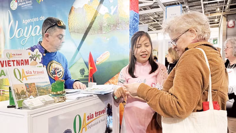 法国游客在巴黎举行的2026年世界旅游博览会上了解越南旅游产品。