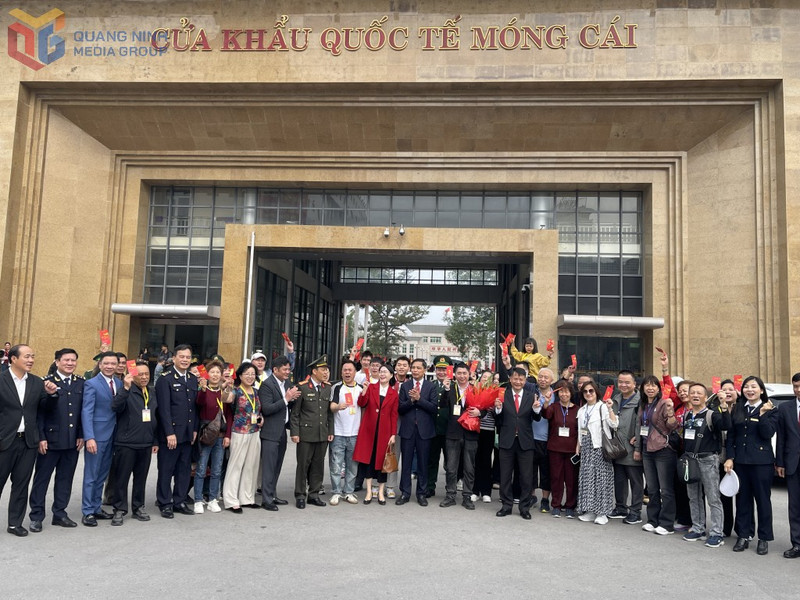 芒街国际口岸迎来新年首批“冲年喜”游客。