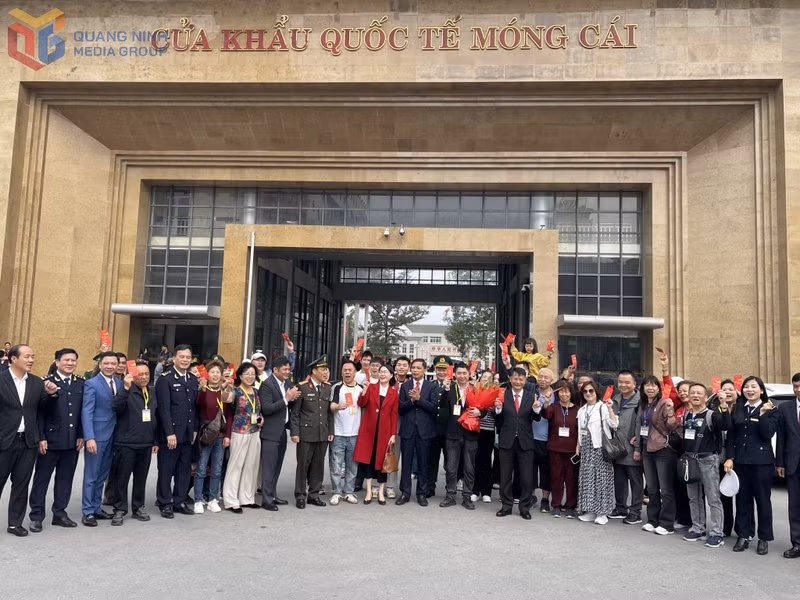 芒街国际口岸迎来新年首批“冲年喜”游客。