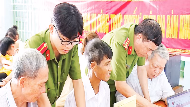 为群众提供数字公共服务使用支持的“线上公共服务点”。（图片来源：清化省公安厅）