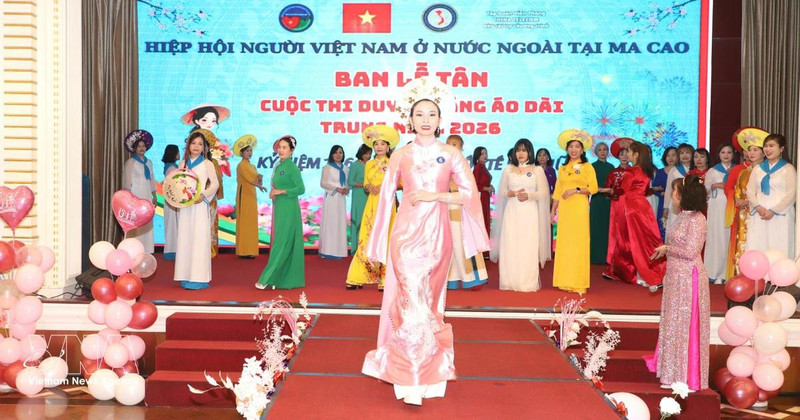 旅居中国澳门特别行政区越南人协会礼宾委员会在澳门举行题为“中年奥黛风采”的比赛与走秀活动。（图片来源：越通社）