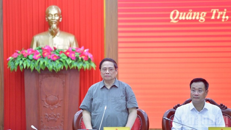 越南政府总理范明正在会议上发表讲话。