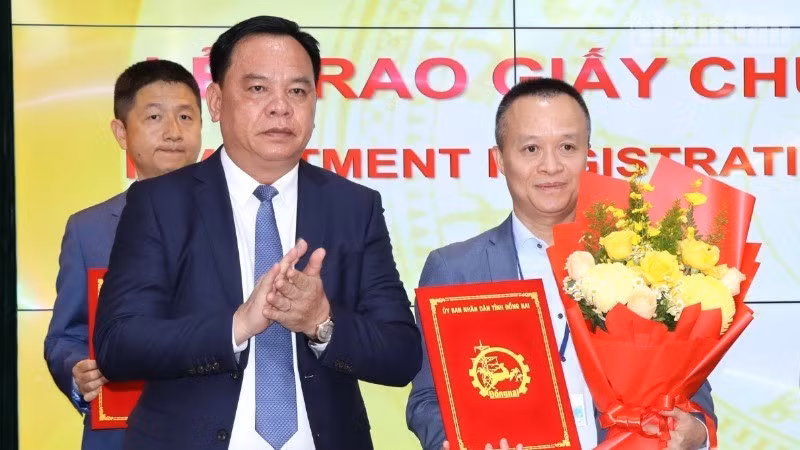 同奈省委副书记、省人民委员会主席武晋德向一位外资投资者颁发投资许可证。