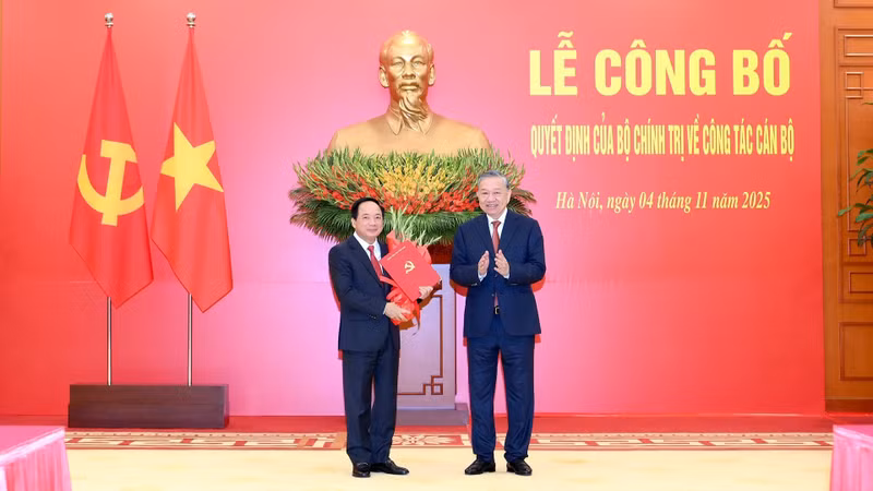 越共中央总书记苏林向郑文决同志颁发越共中央政治局的决定，调动、分工并任命其担任越共中央宣教与民运部部长。