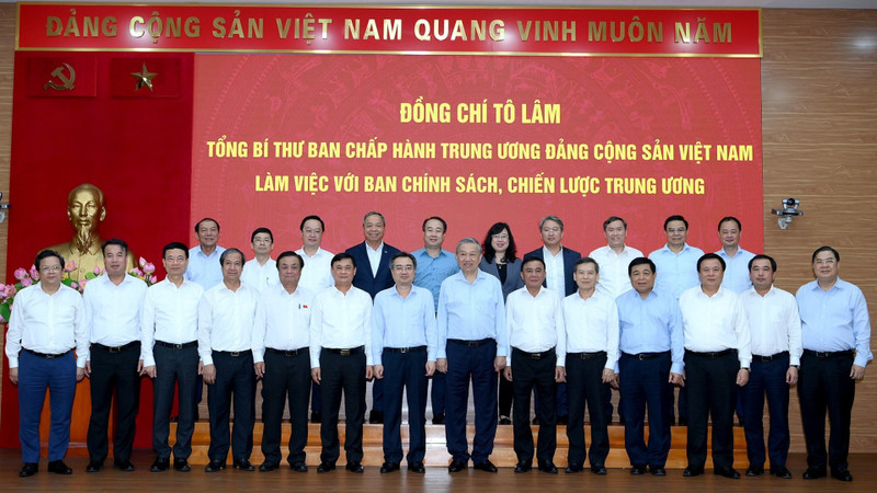 越共中央总书记苏林与党、国家领导人及各位代表合影留念。