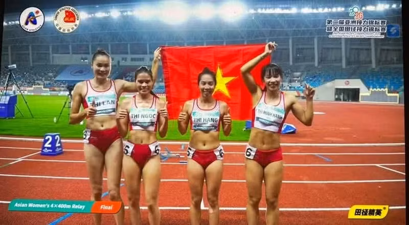在女子4×400米接力决赛中，由黄氏明幸、郭氏兰、阮氏姮和阮氏玉组成的越南队以3分31秒16的成绩率先冲过终点线，夺得金牌。