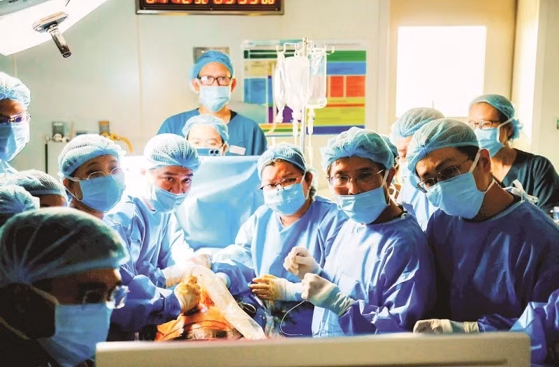 在慈愈医院专用手术室内实施干预手术的场景。