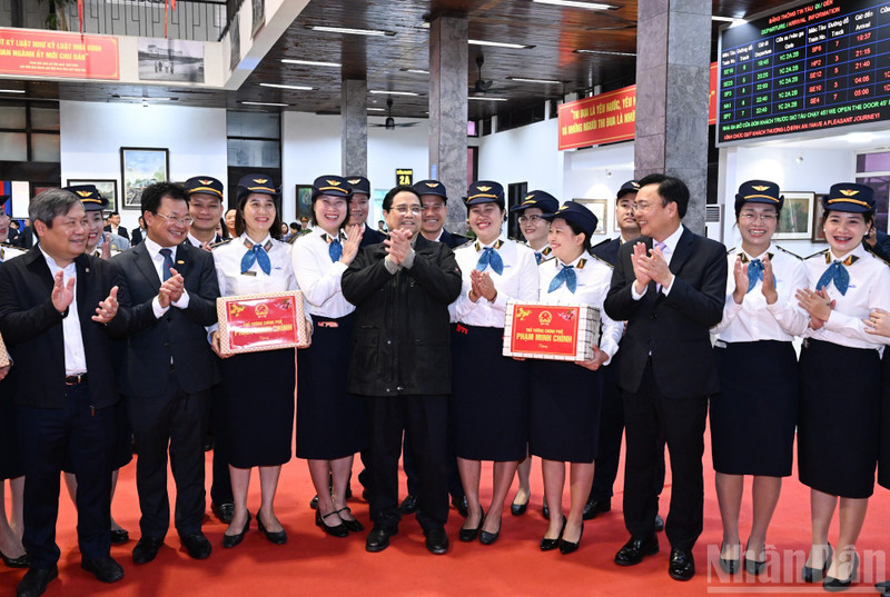 越南政府总理范明正看望慰问坚守岗位的一线工作人员，并致以新春祝福。