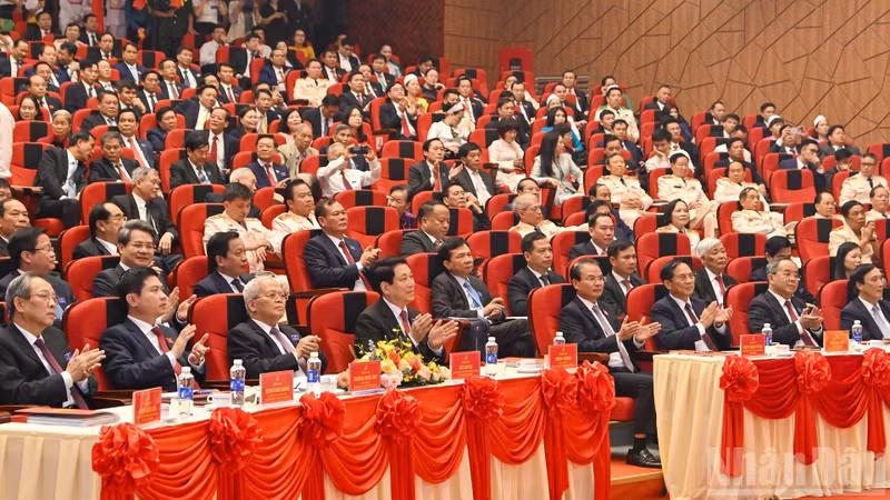 国家主席梁强出席大会。