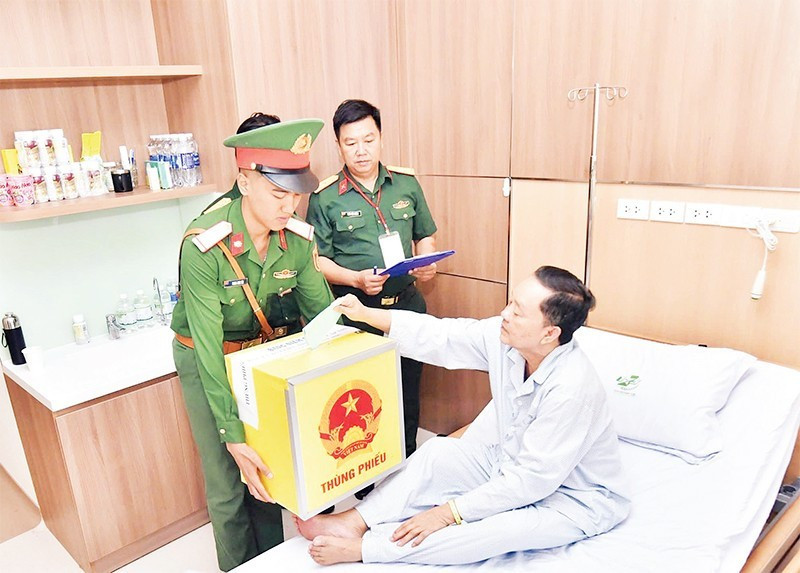 175军医院患者通过流动票箱投票。（松林 摄）