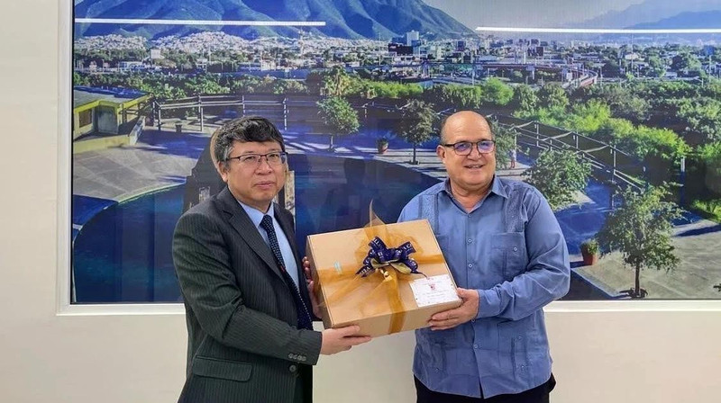 埃米利亚诺·萨帕塔大学校领导向阮文海大使赠送纪念品。（图片来源：越通社）