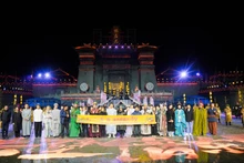 各国媒体观看大型实景演出《赤壁借东风》后与演职人员合影。