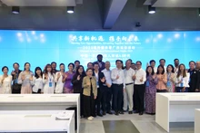 参加活动的嘉宾合影留念。