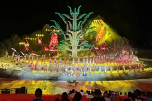 各国媒体记者观看《白马盛典》实景演出。