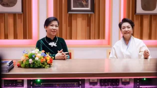 越共中央总书记、国家主席苏林夫人与中共中央总书记、国家主席夫人会面交流。