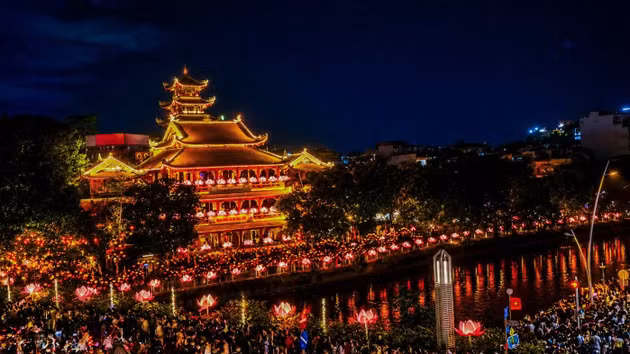 民众在佛历2570年佛诞节期间祈福。