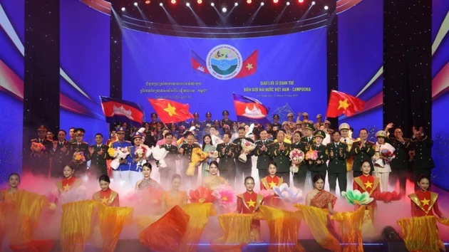 2025年越南—柬埔寨边境青年军官交流活动上的文艺表演。