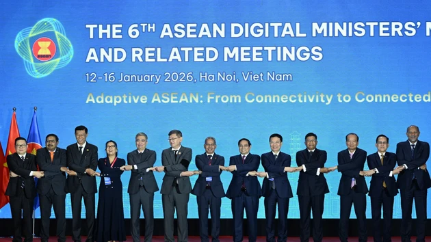 越南政府总理范明正与各位代表合影留念。