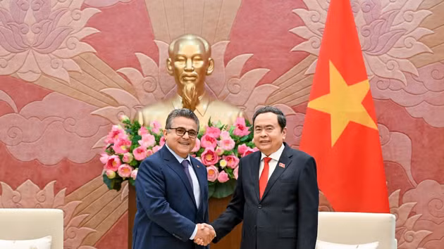 越南国会主席陈青敏会见即将结束驻越任期、前来辞行的巴勒斯坦驻越大使萨阿迪·萨拉马。