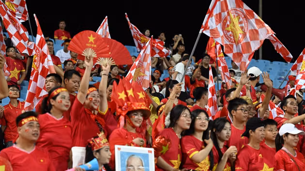 美亭国家体育场一角的看台被红色装点，众多越南球迷在开赛前共同营造出热烈的助威氛围。