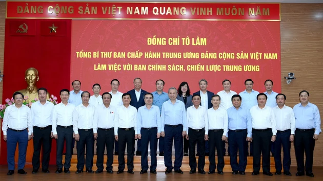 越共中央总书记苏林与党、国家领导人及各位代表合影留念。