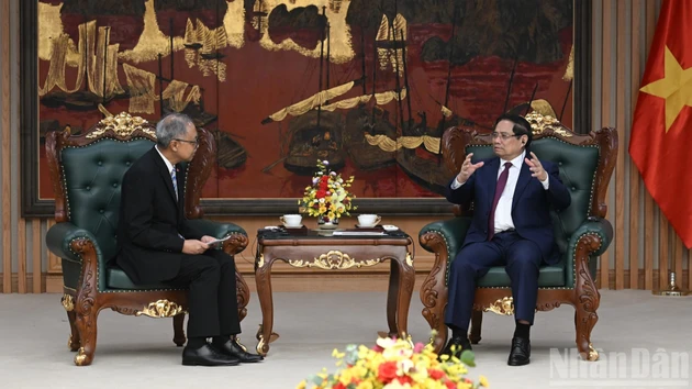 越南政府总理范明正会见印度尼西亚共和国驻越南特命全权大使亚当·穆拉瓦尔曼·图吉奥。