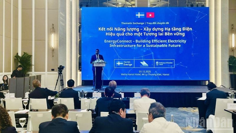 瑞典驻越大使约翰·恩迪西在活动上发表讲话。