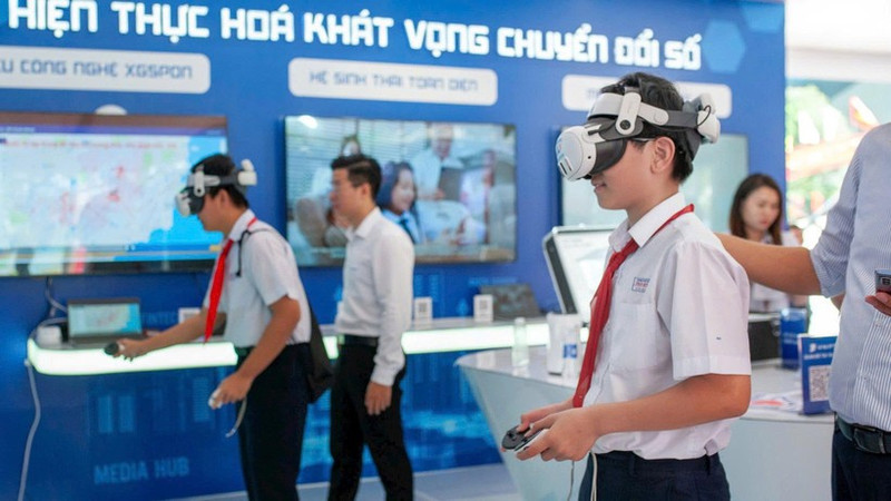 学生在“岘港——发展与融入”展览会上体验虚拟现实技术。