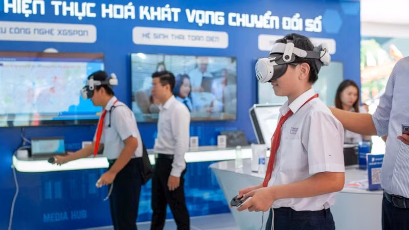 学生在“岘港——发展与融入”展览会上体验虚拟现实技术。