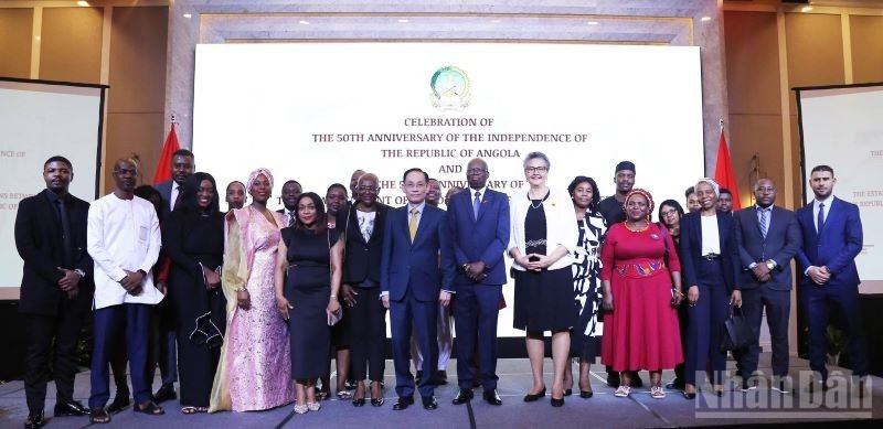 出席招待会的各位代表合影。