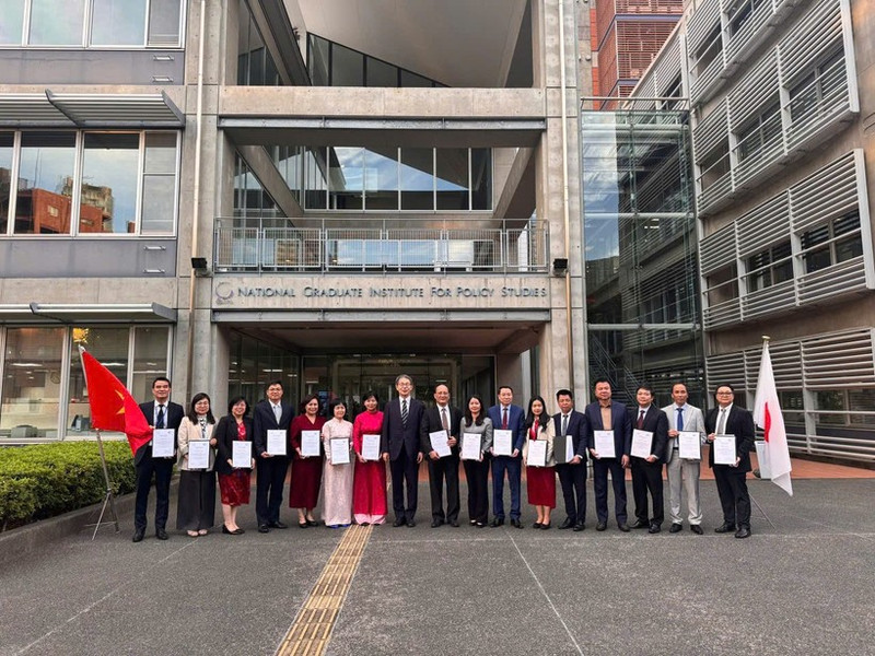 结业仪式结束后,越南司局级干部代表团在日本国立政策研究大学院大学(GRIPS)校园内合影留念。