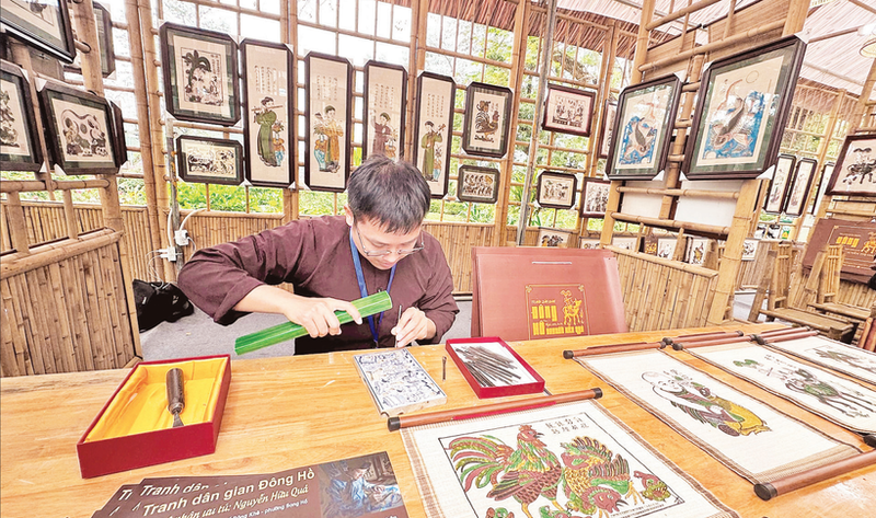 在“北宁文化精粹——东湖色彩”文化活动中设立的东湖民间画展位。