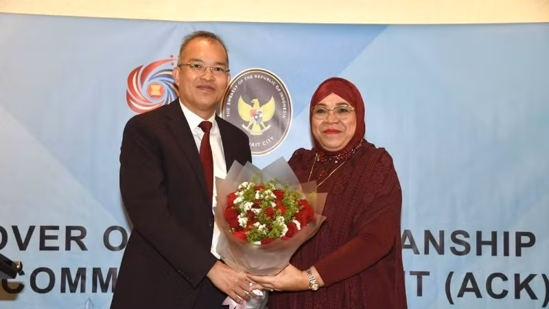 越南驻科威特大使阮德胜将东盟驻科威特委员会主席职务移交给印度尼西亚驻科威特大使莉娜·玛丽安娜。（图片来源：越南驻科威特大使馆）