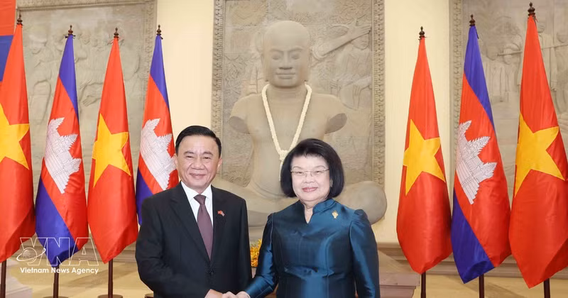 越共中央书记处常务书记陈锦秀会见柬埔寨国会主席昆索达莉亲王。（图片来源：越通社）