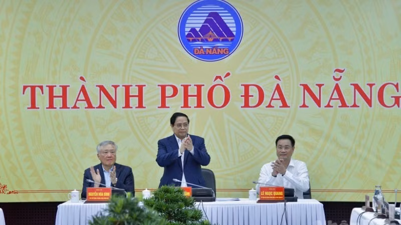 越南政府总理范明正与岘港市委常委会举行工作会议。